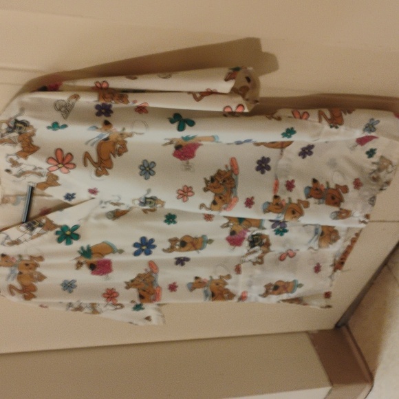 Size M Scooby Doo white scrub shirt - Picture 2 of 3